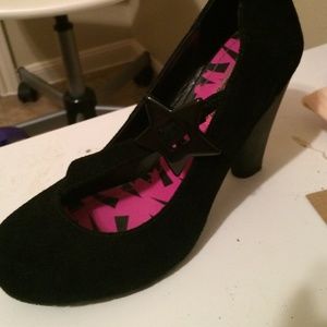 "Betseyville" pumps